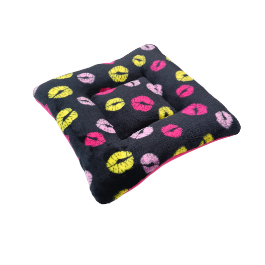 Fleece Padded Mat | Lipstick Kisses & Dark Pink